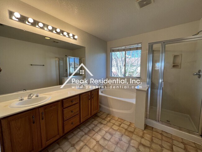 Building Photo - Spacious 4bd/2.5ba Rocklin Home with 2 Car...