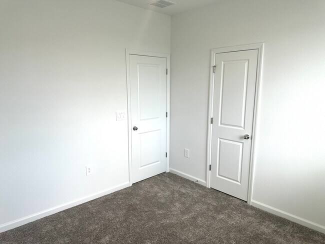 Building Photo - Champions Pointe 3 bed 2.5 bath Town home ...