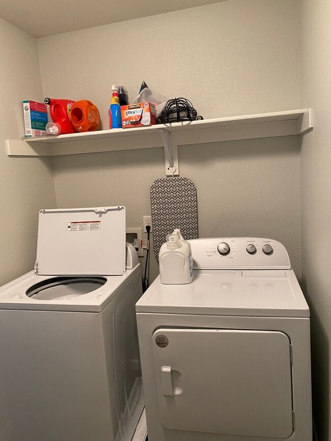 Building Photo - 3bed 2.5 bath Twinhome SORRY NO PETS!!