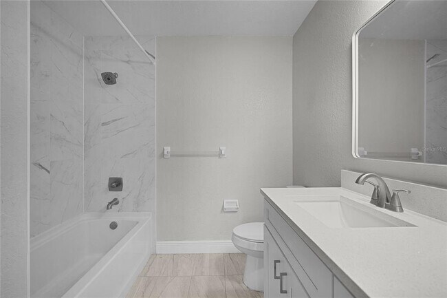 Building Photo - 13929 Fairway Island Dr
