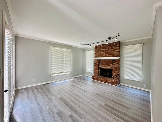 Building Photo - {10709}  Spacious Overland Park Duplex + T...