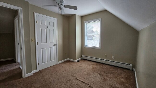 Upstairs bedroom $1000 - 22 Ward St