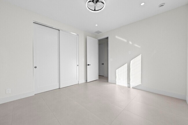 Building Photo - 621 NW 42nd Ave