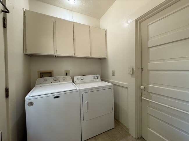 Building Photo - 824 Olive St