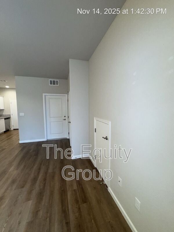 Building Photo - 418 S Summit St