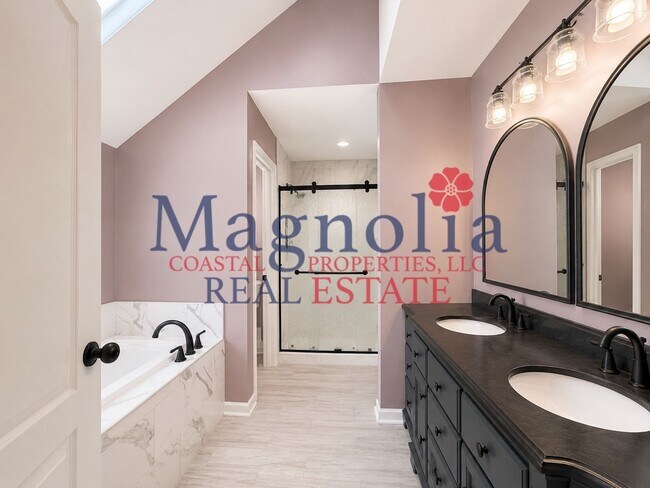 Building Photo - 3 bedrooms, 2 bathrooms in Richmond Hill's Oxford Subdivision
