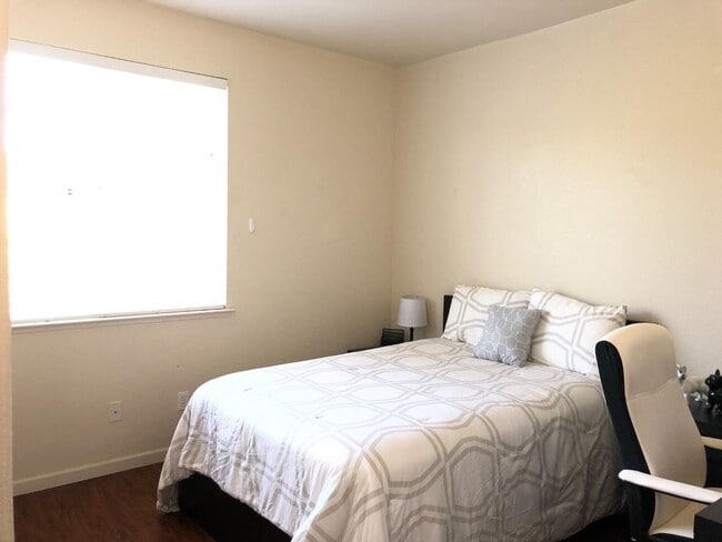 Building Photo - 1868 White Sands St