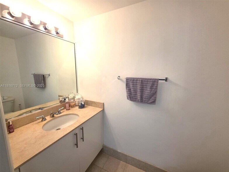 Building Photo - 2701 SW 3rd Ave