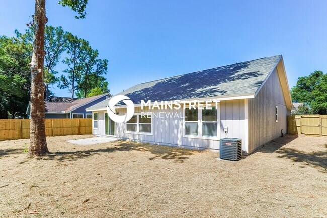 Building Photo - 3 Bedroom Pet-Friendly Home in Jacksonville, FL with Main Street Renewal