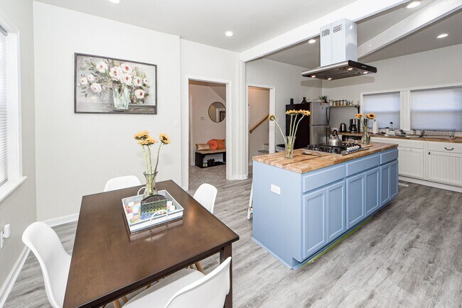 Building Photo - 3 BD 2.5 Bath Charming Home