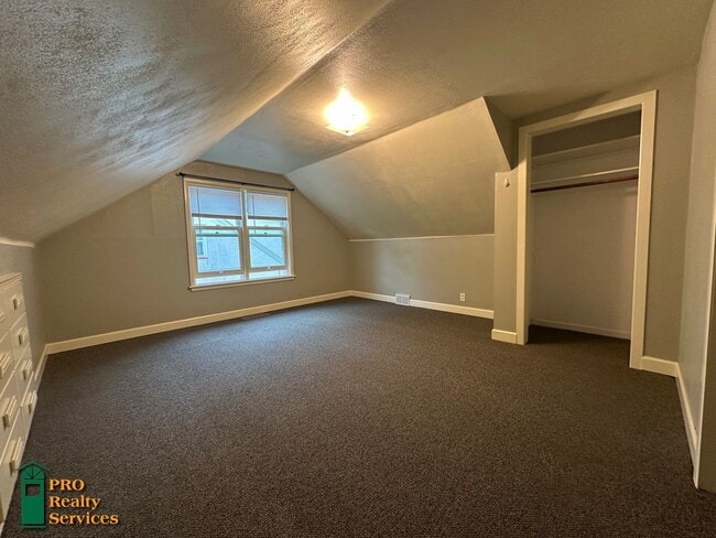 Building Photo - 3 Bedroom Home in St. Paul