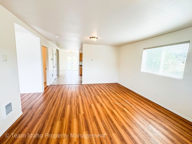 Building Photo - Beautiful 4 bedroom 3 bath townhouse w/att...