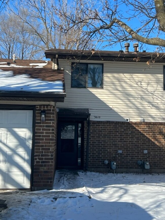 Building Photo - Huge 3 BDRM Southside Duplex