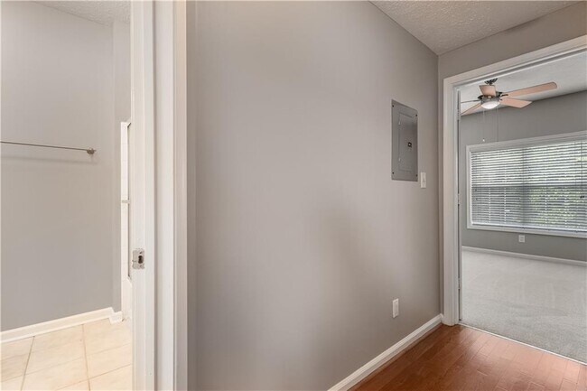 Building Photo - 1250 Parkwood Cir SE