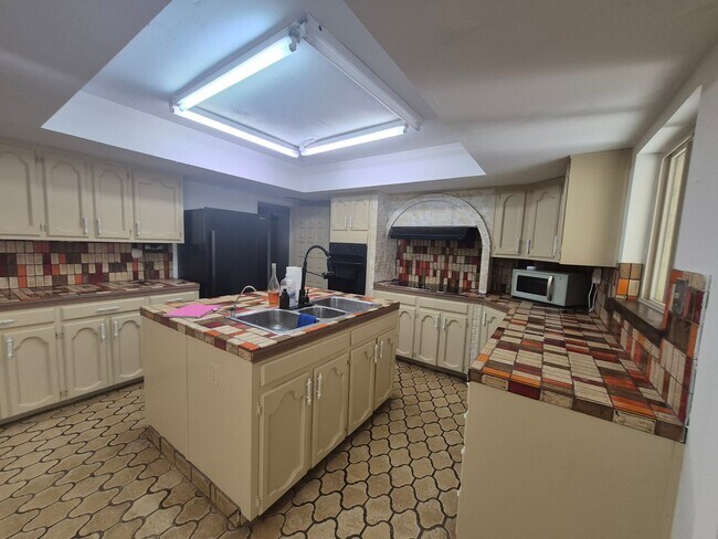 Building Photo - Spacious 4 bedroom 2 bath