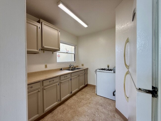 Building Photo - Cozy and Charming South Park One Bedroom Apartment Home!