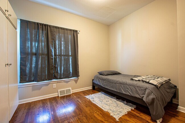 Building Photo - Cute 3 Bedroom / 1 Bath Home in Fremont!