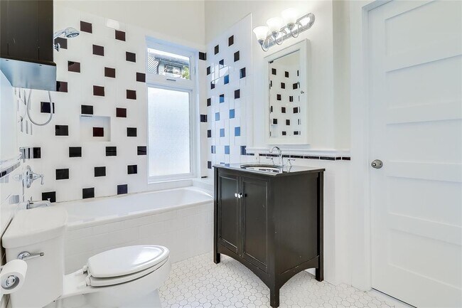 Building Photo - 609 W 35th St