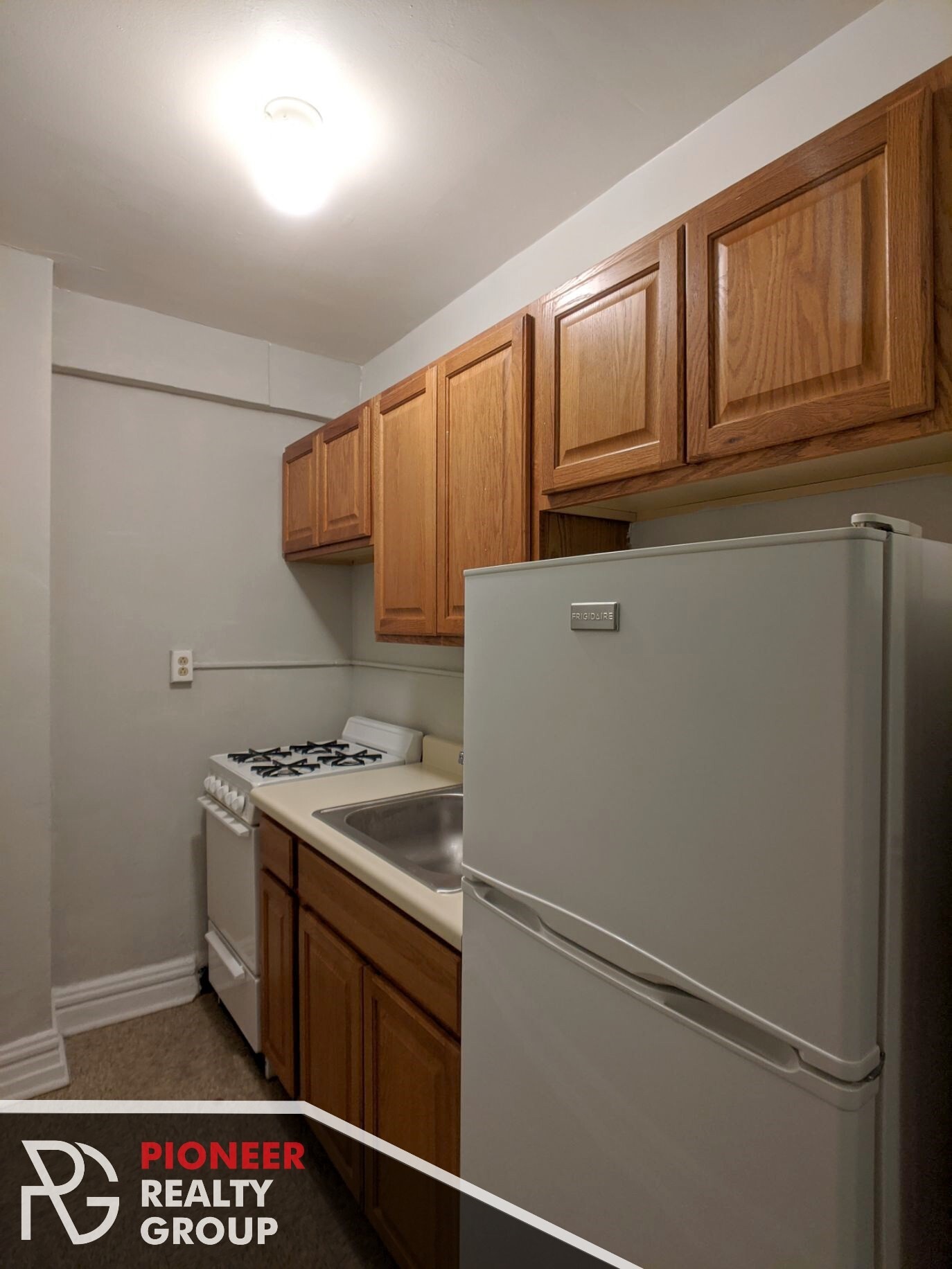 Building Photo - 429 W Roscoe St