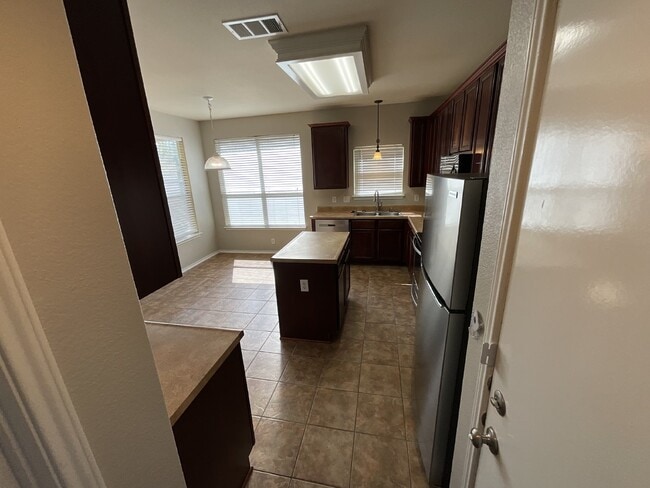 Building Photo - "Charming 3-Bed Oasis with Granite Touches & Cozy Fireplace in Cibolo!"