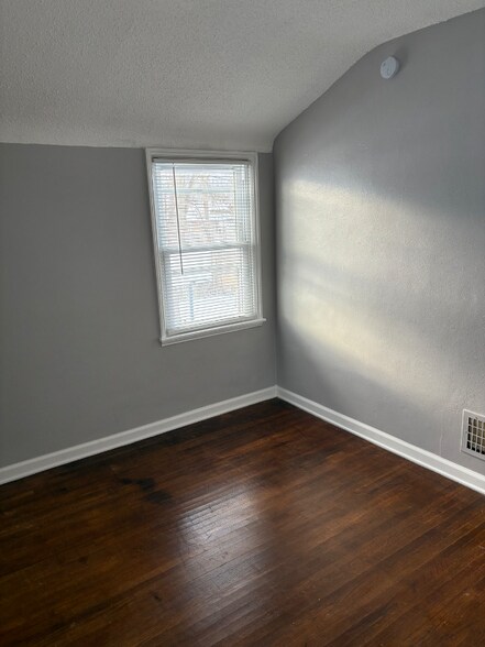 Building Photo - 136 Kenview Ave