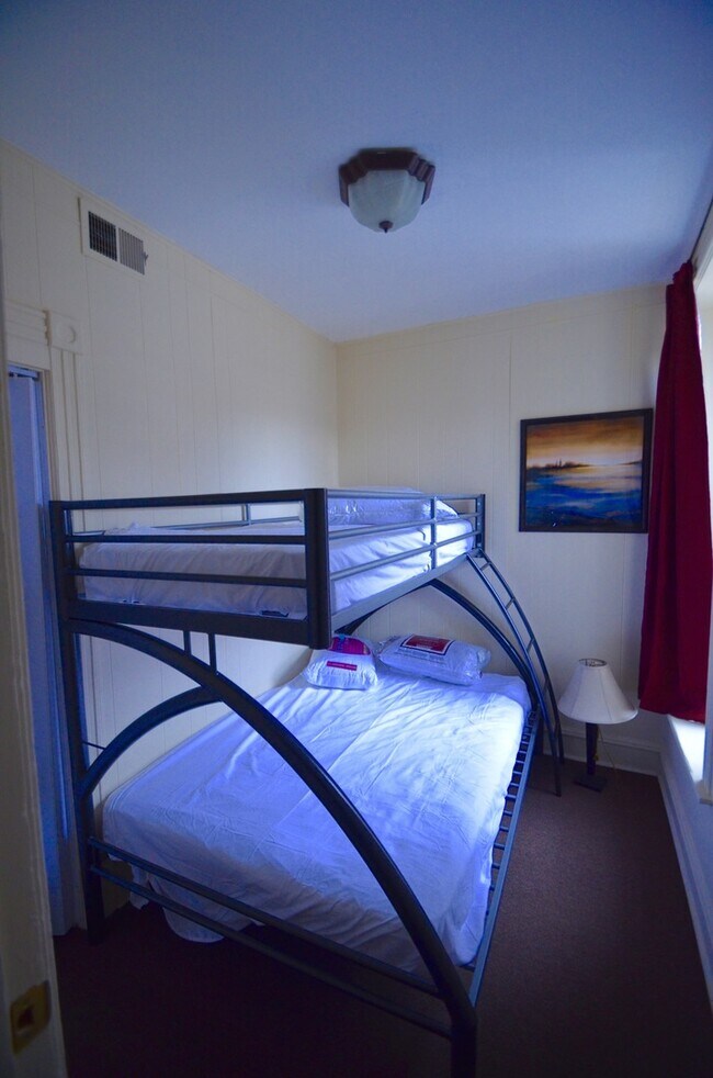 Building Photo - 4-BEDROOM DEPAUL UNIVERSITY APARTMENT – FI...