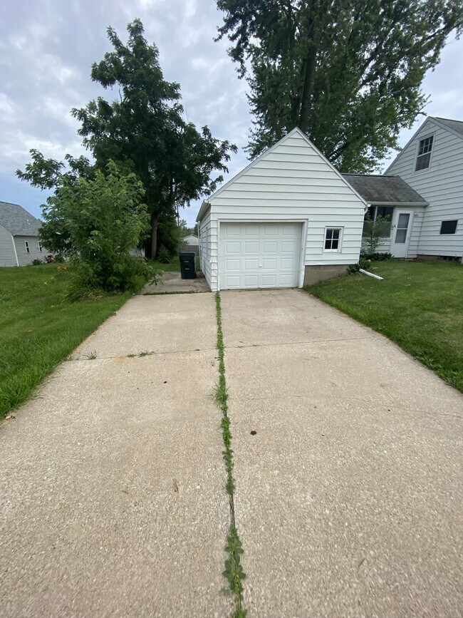 Building Photo - 1215 34th St NE