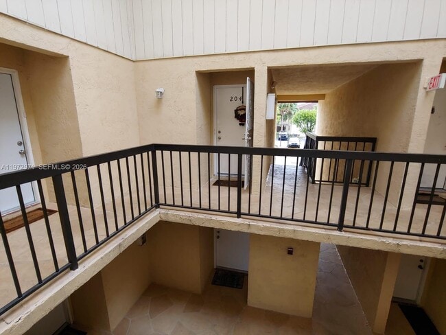 Building Photo - 690 W Park Dr