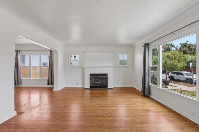 Building Photo - 3Bd/2ba Home w/parking in Santa Monica