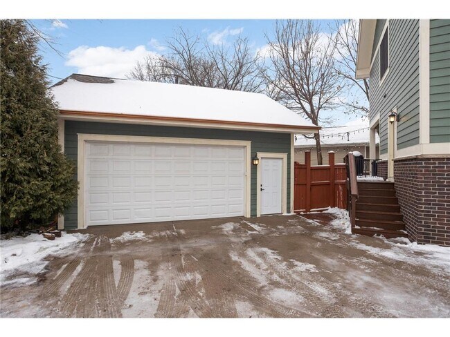 Building Photo - 2012 W Laurel Ave