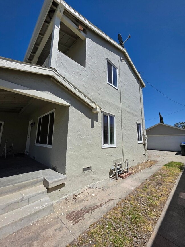 Building Photo - 2641 N Arrowhead Ave