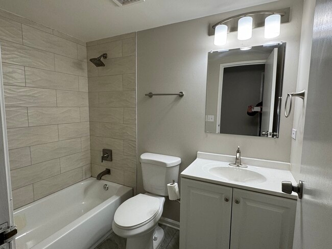 Building Photo - 2220 Abbeywood Dr