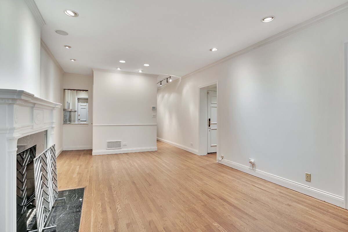 Building Photo - 1228 N Dearborn St