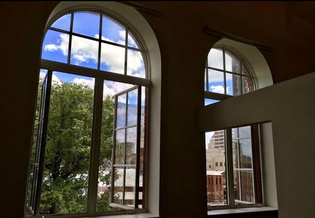 Building Photo - 300 Cathedral St