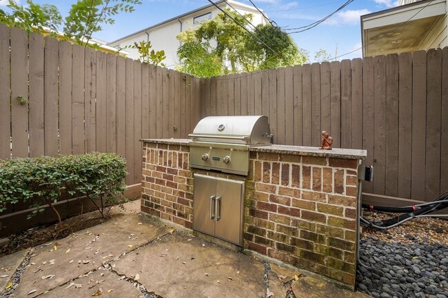 Building Photo - 508 W Polk St