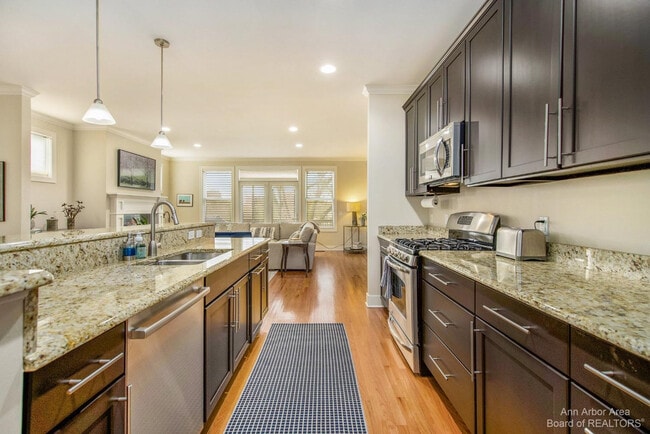 Building Photo - 203 W Summit St