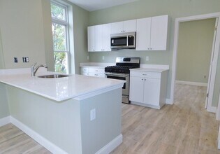 Building Photo - 10 Roxbury St