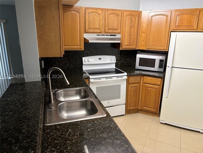 Building Photo - 9711 Fontainebleau Blvd