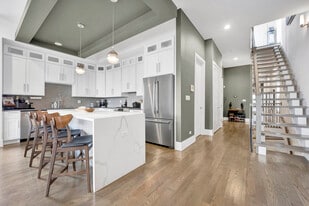 Building Photo - 4352 S Oakenwald Ave