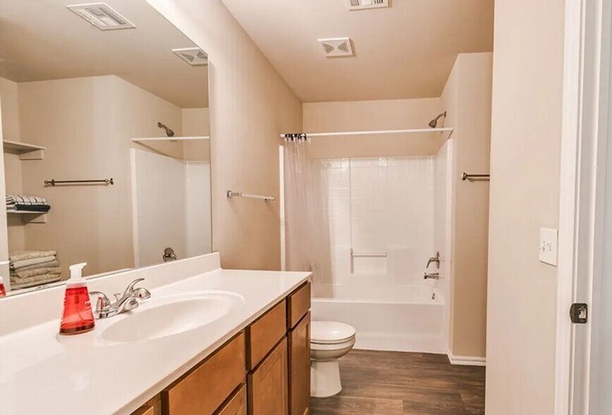 Building Photo - 13229 Bridgewater Dr