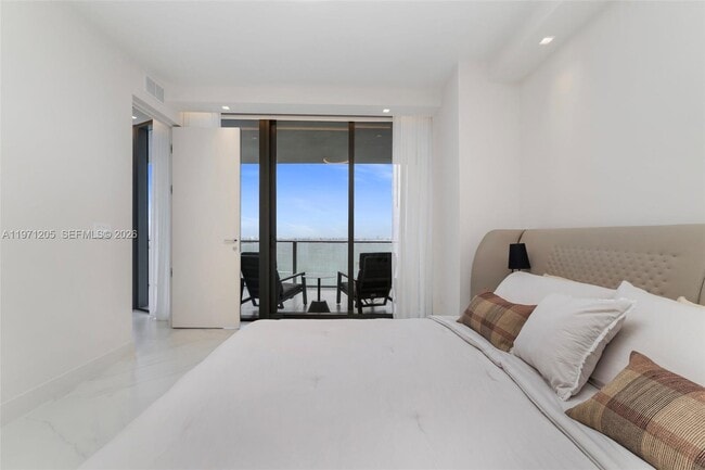 Building Photo - 700 NE 24th St