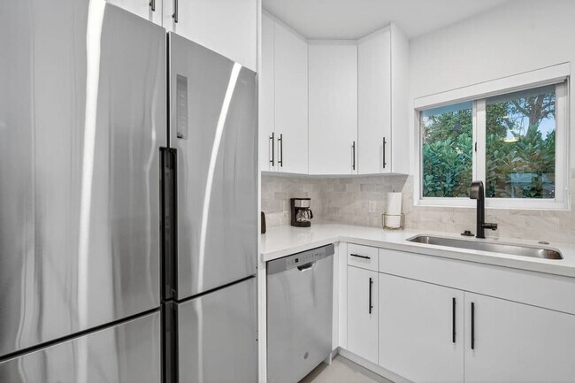 Building Photo - 8109 Harding Ave