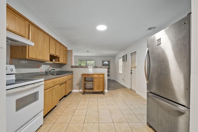 Building Photo - 1658 NE Sunview Terrace