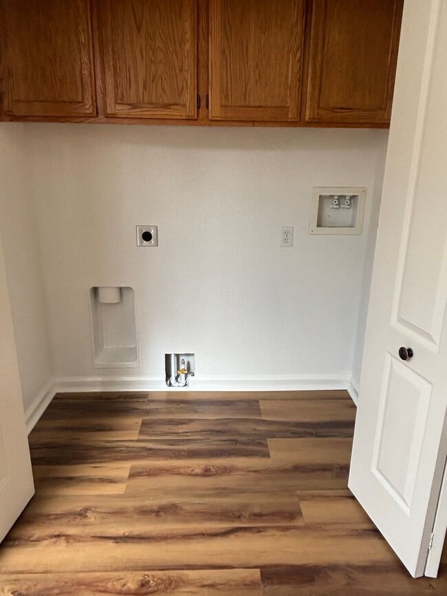 Building Photo - rh2643bussdr