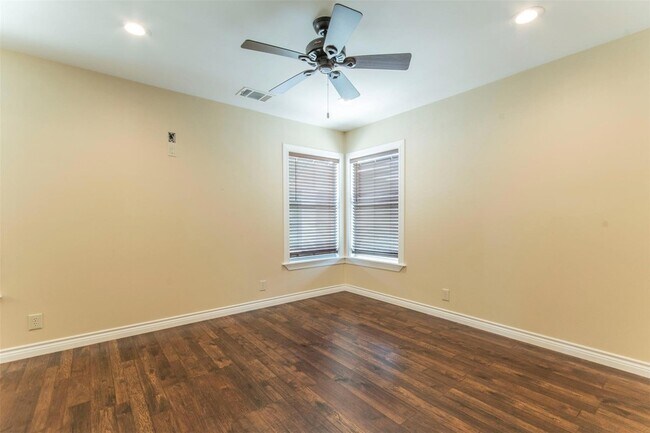 Building Photo - 21316 Crestmont