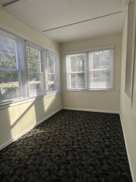 Building Photo - 3029 N Haussen Ct