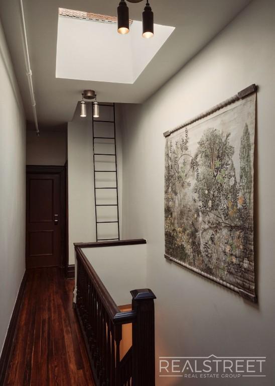 Building Photo - Refined Top-Floor 3-Bed Home in a Restored...