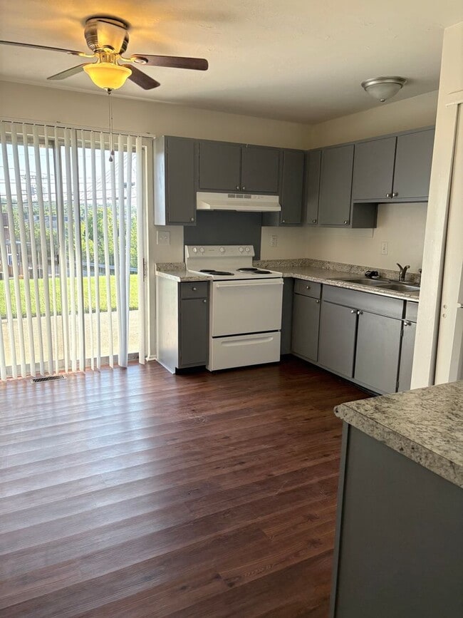 Building Photo - 2 bedroom ranch style apartment