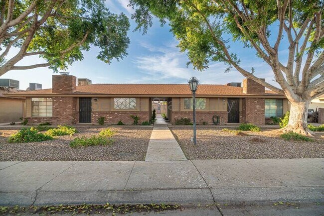 Building Photo - 518 E Huntington Dr
