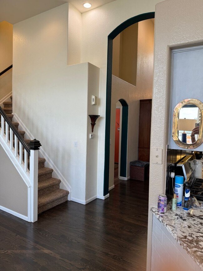 Building Photo - Single Family Beautiful Furnished 3 Bedroom/2.5 Bathroom with Flexible Lease terms.